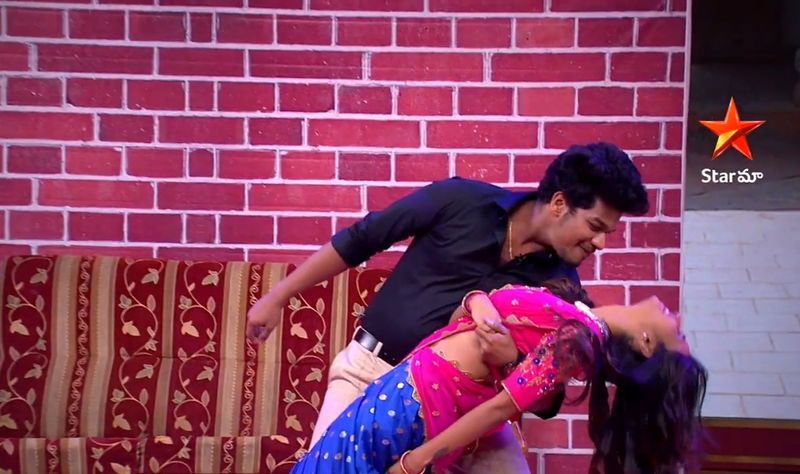 అరియనా లాంటి అమ్మాయిని పెళ్లి చేసుకుంటే ఎలా ఉంటుందో స్కిట్ లో చూపించాడు.