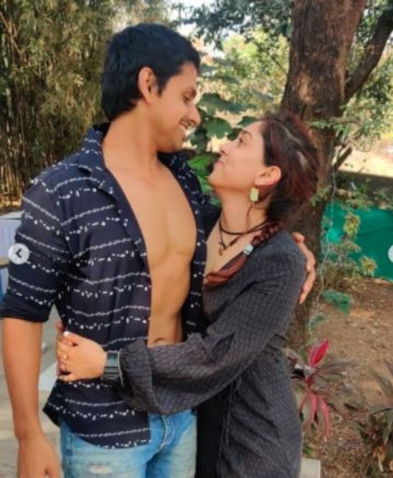 <p> ঠোঁটাঠাঁসা চুম্বনের আগেই মিলেমিশে গেছে শরীর ও মন। অন্তরঙ্গ মুহূর্তেই ক্যামেরাবন্দী হয়েছেন আমির কন্যা ইরা। চুম্বনের ঠিক আগেই যেন পরস্পরের চোখ দিয়ে নিজেদের খুঁজছেন এই কাপল।</p>