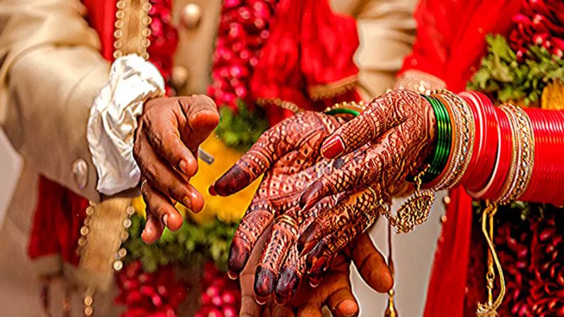 नरोत्तम मिश्रा ने बताया, क्यों जरूरी है ये कानून?
नरोत्तम मिश्रा ने कहा, यह गंभीर चिंता का विषय है कि धर्म परिवर्तन के बाद शादी की जा रही है। हम पहले से ही कह रहे हैं कि कुछ ताकतें हैं जो इस तरह का काम कर रही हैं और इसलिए मध्य प्रदेश सरकार ने पहल की और इसे रोकने के लिए ऐसा कानून लागू किया।

