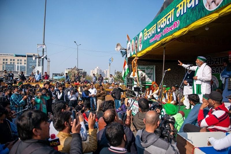 देश भर में किसान महापंचायतों की योजना है
देश भर में किसान कानूनों के खिलाफ किसान महापंचायतें कर रहे हैं। गुरुवार को पंजाब के जगराओं में एक विशाल रैली का आयोजन किया गया, जिसमें किसानों के साथ अन्य नागरिक बड़ी संख्या में आए। सिंधू बॉर्डर पर भी किसानों ने एक पंचायत थी।
