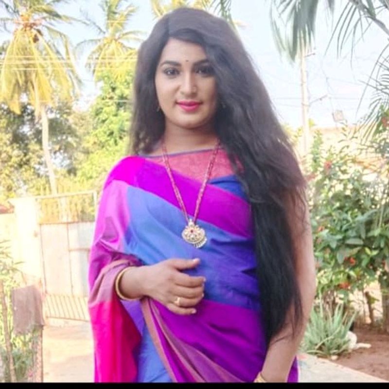 హైదరాబాద్ వచ్చాక క్యారెక్టర్ ఇస్తామన్న వాళ్లు హ్యాండిచ్చారని, నా క్యారెక్టర్ వేరే వాళ్లకి ఇచ్చామని చెప్పారు. దీంతో దిల్సుఖ్ నగర్ బస్టాండ్లో ఉండిపోయే ఏడుస్తూ వెనుతిరిగానని, ఇది చాలా సార్లు జరిగిందన్నారు.