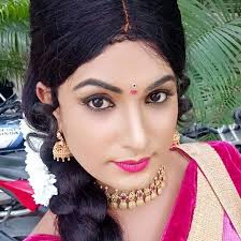 తనని చూసి చాలా మంది తమది రిచ్ ఫ్యామిలీ అనుకుంటారు. కానీ తమది చాలా పేర ఫ్యామిలీ అని, ఒక్క పూట కూడా తిండిలేక ఇబ్బంది పడ్డ రోజులున్నాయని చెబుతూ ఎమోషనల్ అయ్యారు.