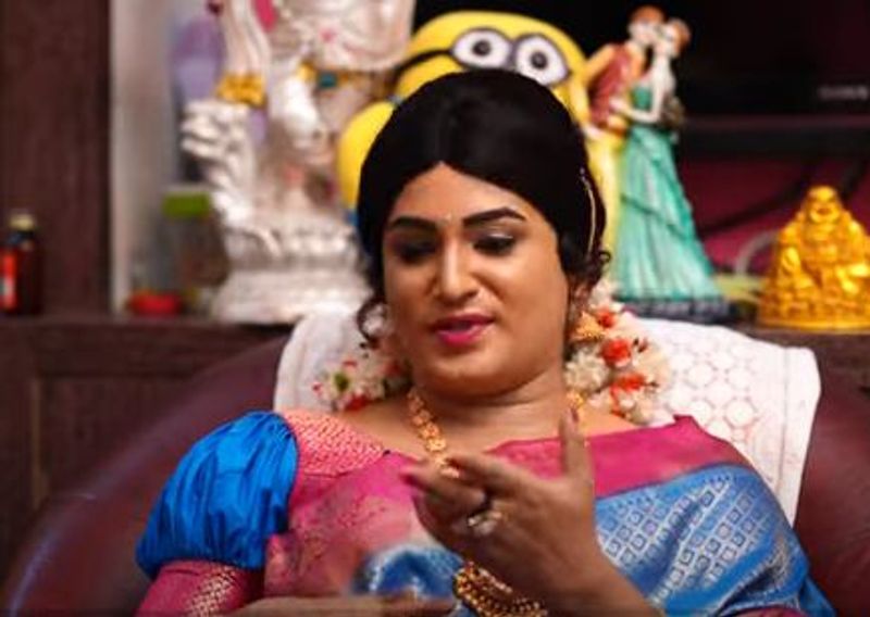 జబర్దస్త్ లేడీ గెటప్లకు కేరాఫ్గా నిలుస్తుంది. లేడీ గెటప్లను సరికొత్తగా క్రియేట్ చేస్తుంది. అంతేకాదు షోలో లేడీ గెటప్లకు బాగా డిమాండ్ కూడా ఉంది. అలా జబర్దస్త్ హరితగా పాపులర్ అయ్యారు హరి.