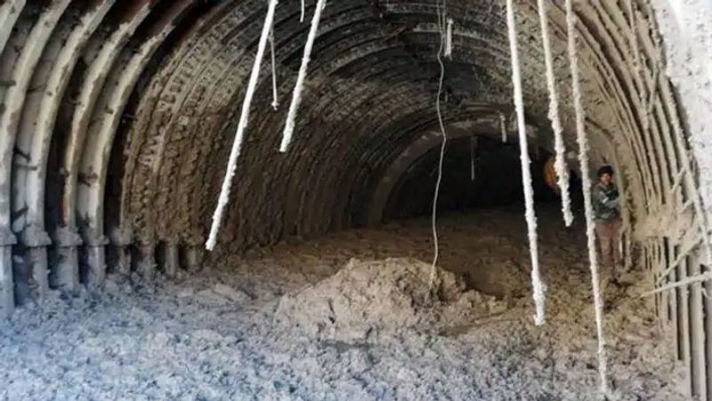 इस तरह टनल में मलबा भर गया था। टनल छोटी होने से उसमें दो गाड़ियां एक साथ नहीं जा सकतीं।