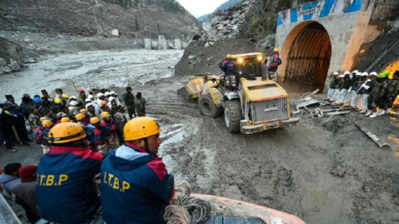 गुरुवार को फिर ऋषिगंगा का जलस्तर बढ़ने से तपोवन में रेस्क्यू का काम रोकना पड़ा था। वहीं NTPC की टनल में इतना मलबा भरा हुआ है कि उसे निकालने में काफी वक्त लग रहा है।
