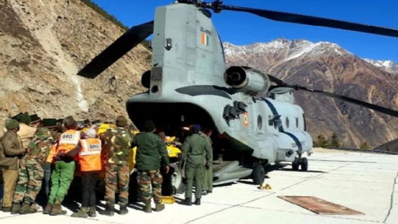 टनल में चल रहे रेस्क्यू ऑपरेशन में आर्मी, ITBP, NDRF और SDRF की टीमें जुटी हुई हैं। बता दें कि यह टनल करीब ढाई किलोमीटर है। इसमें मलबा भरा हुआ है।