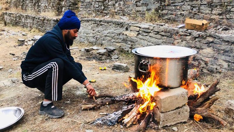 इस बीच पीड़ितों के लिए लोगों ने लंगर शुरू कर दिए हैं। ग्लेशियर टूटने के बाद तपोवन के आसपास के कई गांवों में बर्बादी का मंजर देखने को मिला है।