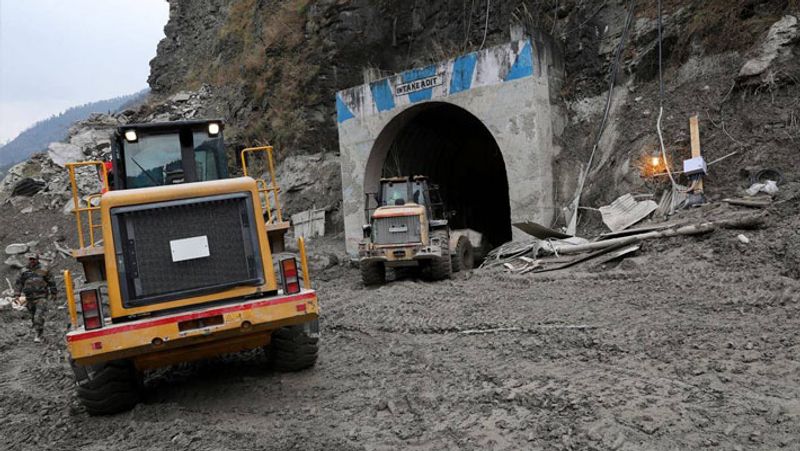 रेस्क्यू युद्धस्तर पर चल रहा है, लेकिन अब टनल में फंसे लोगों के जीवित होने की उम्मीद लगभग न के बराबर बची हुई है।