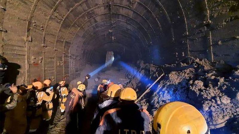 एक्सपर्ट्स आकलन करते हैं कि मलबा और गाद के कारण ऋषिगंगा का पानी रुक गया है। यानी ऊपर से जो पानी आ रहा है, वो कहीं न कहीं रुका हुआ है। ऋषिगंगा के पास एक झील दिखाई दे रही है। उसमें कितना पानी जमा होगा, आकलन नहीं किया जा सकता। अगर यह टूटी, तो विनाश आना तय है।
