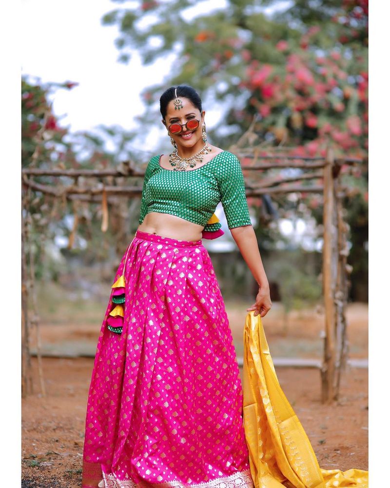 తరచూ అనసూయకి సంబంధించిన ఏదో ఒక చర్చ సోషల్ మీడియాలో జరుగుతుందంటే అతిశయోక్తి కాదు. వివాదాలకు కేరాఫ్గా మారిన సందర్భాలు కూడా చాలానే ఉన్నాయి. ఏదేమైనా అనసూయ టాక్ ఆఫ్ ది సోషల్ మీడియా అవుతూనే ఉంది.