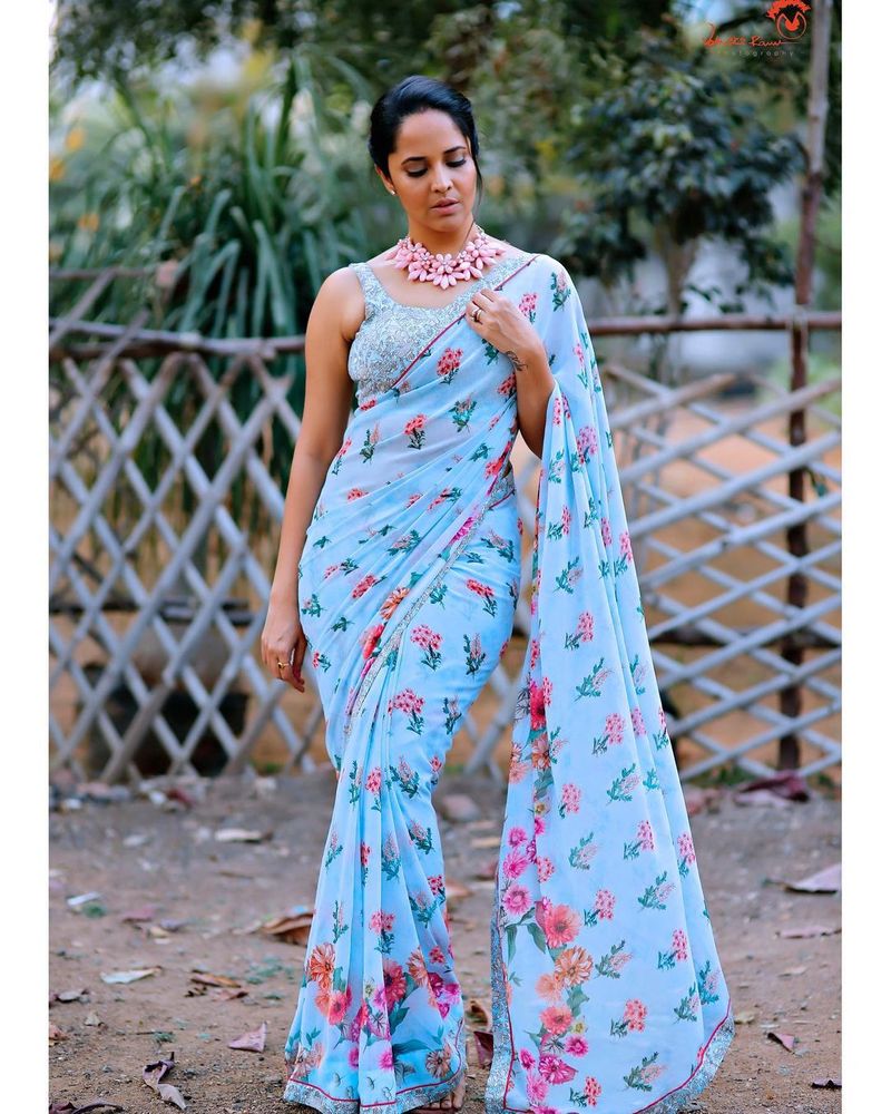 టీవీ రంగంలో టాప్ యాంకర్గా రాణిస్తుంది. అభినయంతోపాటు మెస్మరైజ్ చేసే గ్లామర్ ఈ అమ్మడి సొంతం అందుకే అందరిని ఇట్టే ఆకర్షిస్తుంది. తనకి అభిమానులుగా మార్చుకుంటుంది. పైగా నిత్యం సోషల్ మీడియాలో అభిమానులకు టచ్లో ఉంటుంది.