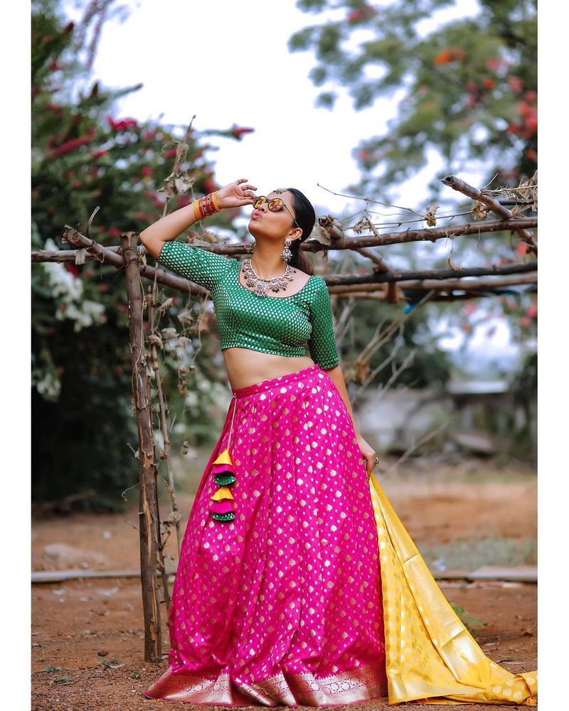 ఇదిలా ఉంటే అనసూయ రాజకీయాల్లోకి రావాలని అభిమానులు కూడా కోరుకుంటున్నారు. పలువురు అభిమానులు ఆమెకి కామెంట్ల రూపంలో తెలియజేస్తున్నారు. ఇవన్నీ అనసూయని ఉక్కిరిబిక్కిరిచేస్తున్నాయి.
