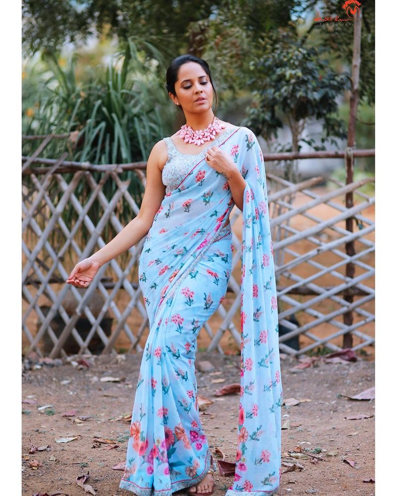 అయితే తాను మాత్రం ఇప్పుడప్పుడే రాజకీయాల్లోకి రావాలనుకోలేదట. ఇప్పుడిప్పుడే టీవీ, సినిమాల్లో ఎదుగుతోంది. ఇంకా నటిగా మంచి మంచి పాత్రలు చేయాలి. పెద్ద షోస్ చేయాలని, మరింత ఇమేజ్ని, గుర్తింపుని పెంచుకోవాలని అనుకుంటుందట. సినీ కెరీర్ ఫుల్ స్వింగ్లో ఉంది. ఈ టైమ్లో రాజకీయాలు కరెక్ట్ కాదని భావిస్తుందట.