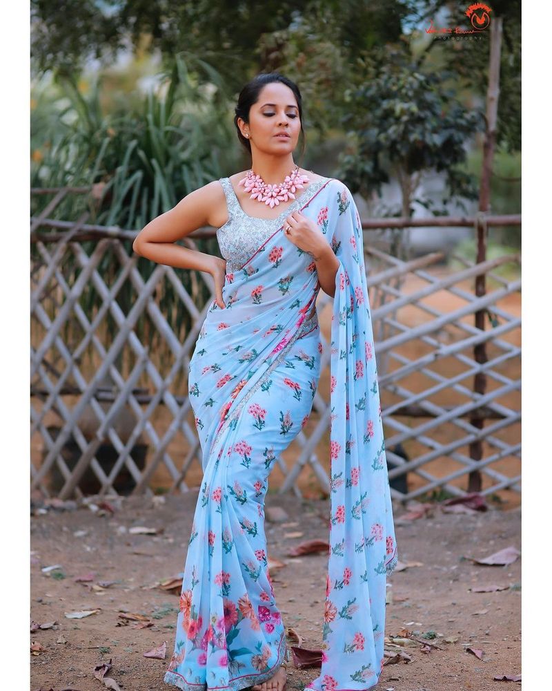 దీంతోపాటు సినిమాల్లోనూ బిజీగా ఉంది అనసూయ. చాలా సెలక్టీవ్గా సినిమాలు చేస్తూ గుర్తింపు తెచ్చుకుంటుంది. సినిమాల్లో కూడా ఇప్పుడిప్పుడే మంచి క్రేజ్ని సొంతం చేసుకుంటుంది.