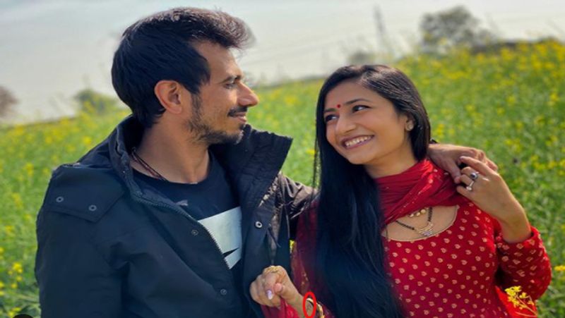 इससे पहले युजवेंद्र ने अपनी वाइफ के साथ सरसों के खेत के बीच में एक प्यारी सी फोटो शेयर की थी। इस फोटो में धनाश्री के हाथ पर बने टैटू पर फैंस की नजर पड़ गई। हालांकि उन्होंने किसका नाम इसपर लिखवाया है ये तो पता नहीं चल पाया, लेकिन उनकी ये तस्वीर सोशल मीडिया पर खूब वायरल हो रही है।