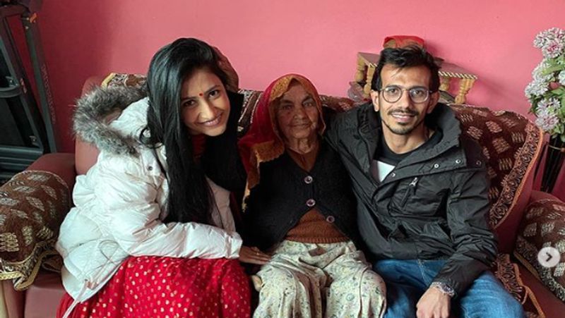 क्रिकेटर युजवेंद्र चहल ने गुरुवार को अपने इंस्टाग्राम पर अपनी पत्नी और नानी के साथ खूबसूरत सी फोटो शेयर की है, जिसमें दोनों अपने बड़ों का आशीर्वाद लेते नजर आ रहे हैं।