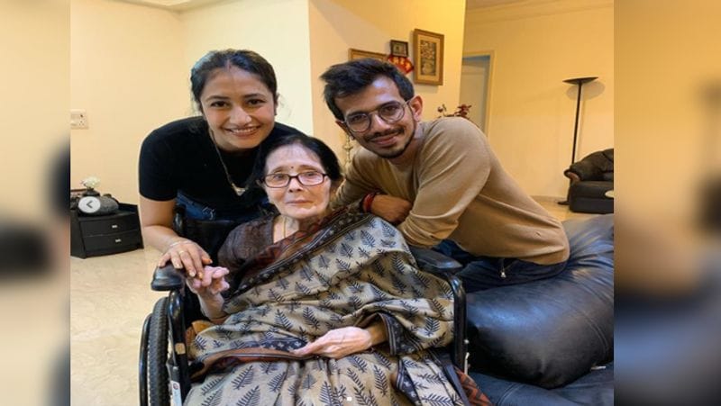 इसके साथ ही उन्होंने अपनी एक और नानी के साथ फोटो शेयर की है, जिसमें धनाश्री और युजी व्हील चेयर पर बैठी अपनी नानी से मिल रहे हैं।