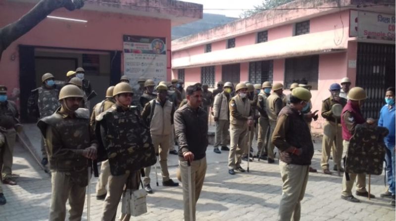 बोलेरो से तड़के साढ़े पांच बजे बक्शा थाना के पुलिसकर्मी जिला अस्पताल के इमरजेंसी में लेकर पहुंचे। डाक्टर के मृत घोषित करते ही शव छोड़कर भाग गए। स्वजन का आरोप है कि पुलिस उसे गुरुवार शाम साढ़े पांच बजे हिरासत में लेकर थाने गई थी। रात में पिटाई से उसकी मौत हो गई। जिला अस्पताल में एसपी राज करन नय्यर भी पहुंच गए और मामले की जानकारी ली।