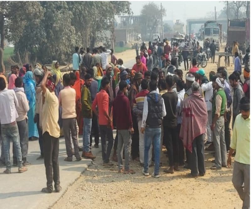 लोगों के आक्रोश को देखते हुए सुरक्षा कारणों से बक्शा थाने में भी भारी पुलिस फोर्स की तैनाती कर दी गई है। वहीं अधिकारियों ने लोगों के आक्रोश को देखते हुए सुरक्षा वजहों से जिला पुलिस को सचेत कर दिया है। आनन फानन जौनपुर-प्रयागराज मार्ग पर इब्राहिमाबाद गांव के पास परिजनों के साथ ग्रामीणों ने जाम लगाकर आवागमन बंद कर दिया। इससे दोनों तरफ वाहनों की कतार लग गई। हालांकि, प्रदर्शन के दौरान पुलिस कर्मी दूर से ही क्षेत्र में नजर बनाए रहे। 