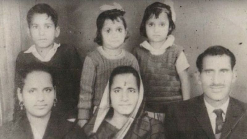पान सिंह तोमर
पान सिंह तोमर पर फिल्म भी बन चुकी है। ये भारतीय सेना के एक जवान और एक अच्छे एथलीट थे। बतौर रनर उन्हें कई बार सम्मानित भी किया गया। सेना से रिटायर्ड होने के बाद गांव में रंजिश के चलते उन्हें बंदूक उठानी पड़ी। पुलिस ने 1981 में पान सिंह का एनकाउंटर कर दिया था।
अपनी फैमिली के साथ पानसिंह तोमर
