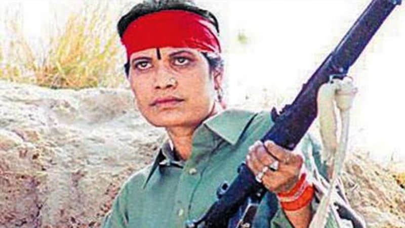 सीमा परिहार
सीमा परिहार निर्भय डाकू की पत्नी हैं। इनका जन्म उत्तर प्रदेश के औरैया में हुआ था। कहते हैं कि जब ये 13 साल की थीं, तब डाकू लाला राम इन्हें उठाकर ले गया था। लालराम के गैंग में रहते हुए ये भी डकैत बन गईं। करीब 18 साल अपराधी जीवन में सीमा पर 70 लोगों की हत्या, 200 लोगों का अपहरण और तीस से ज्यादा घरों में डकैती डालने का आरोप लगा। 2000 में यूपी पुलिस के आगे इन्होंने सरेंडर कर दिया था। ये बिग बॉस में भी आ चुकी हैं।