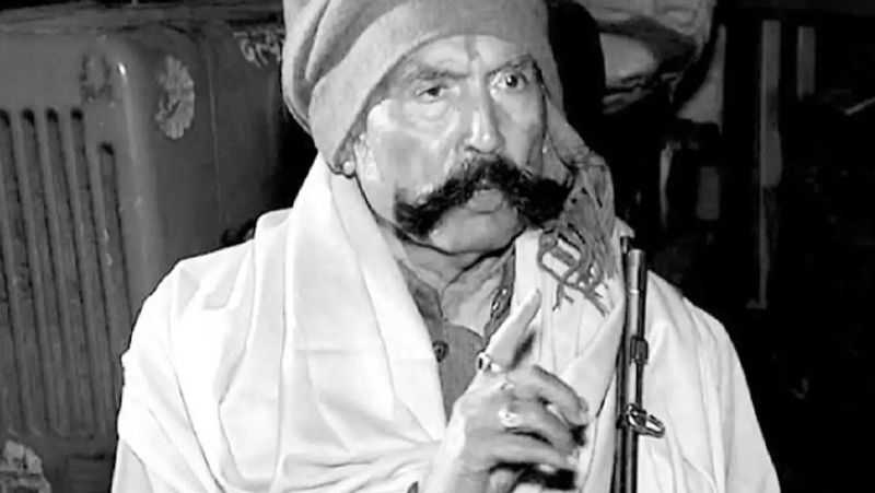 मोहर सिंह
मोहर सिंह 1960 के दशक के डकैत थे। इनके गैंग में 150 से अधिक डाकू थे। पुलिस ने इनके सिर पर 12 लाख रुपए का इनाम रखा था। मोहर सिंह को 20 साल की सजा हुई थी, लेकिन उन्हें 1980 में रिहा कर दिया गया। वे 1994 में कांग्रेस की तरफ से भिंड जिले की मेहगांव नगर पंचायत के अध्यक्ष भी रहे।