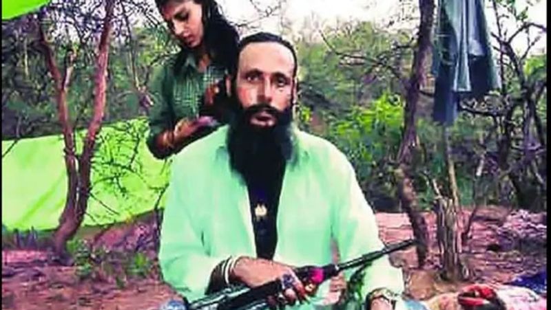 निर्भय सिंह गुर्जर
निर्भय गुर्जर 90 के दशक का कुख्यात डाकू रहा। उस पर 100 से ज्यादा मर्डर और 200 से अधिक किडनैपिंग का इल्जाम रहा। मप्र और यूपी की पुलिस उसके मारे परेशान थी। 8 नवंबर, 2005 को इटावा में यूपी पुलिस ने उसका एनकाउंटर कर दिया था।