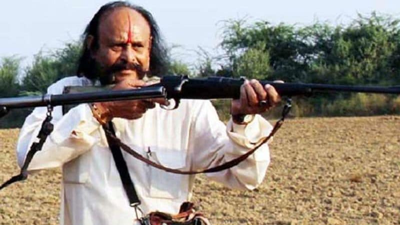 मलखान सिंह
मलखान सिंह चंबल के कुख्यात बागी रहे। इन्होंने 1982 में सरेंडर कर दिया था। मलखान सिंह अपने ही गांव में राजनीति और दुश्मनी के चलते डाकू बने थे। आरोप था कि बिलाव गांव के राम जानकी मंदिर को लेकर हुए विवाद में सरपंच ने उन पर झूठे मुकदमे लदवा दिए थे। पुलिस मलखान सिंह को 12 साल तक पकड़ नहीं पाई थी। 
