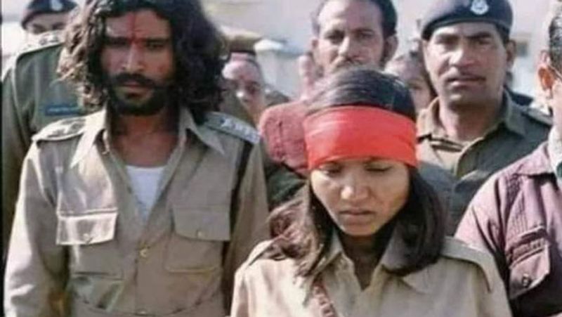 फूलन देवी
ये 1980 के दशक की सबसे कुख्यात डकैत रहीं। 10 अगस्त, 1963 को जन्मी फूलन की 25 जुलाई, 2001 को हत्या कर दी गई थी। फूलन को बेहमई गांव में उच्च जाति के लोगों ने पीटा और बलात्कार किया था। इसके बाद 14 फरवरी, 1981 को फूलन ने 22 लोगों की हत्या करके चंबल में कदम रख लिया था। सरेंडर के बाद फूलन ने 1996 में यूपी के मिर्जापुर से सांसद का चुनाव लड़ा और जीतीं। इन पर बहुचर्चित फिल्म बैंडिट क्वीन बनी थी।