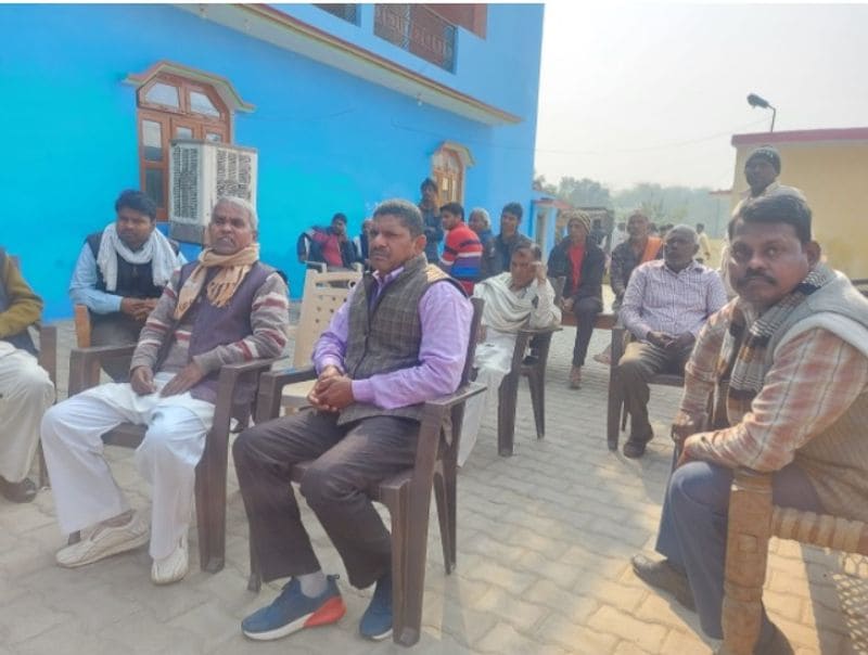 बताते चले कि पूर्व मंत्री गायत्री प्रजापति के छोटे भाई जगदीश प्रसाद प्रजापति का बेटा शुभम चार भाइयों में सबसे छोटा था। शुभम के भाई अरुण प्रजापति ने आरोप लगाया कि मेरे बड़े पिता पूर्व मंत्री गायत्री प्रसाद प्रजापति को विरोधी राजनीतिक साजिश के तहत परेशान कर रहे हैं। मेरे भाई को शराब पिलाकर पंचायत चुनाव की राजनीति में हत्या की गई है।

