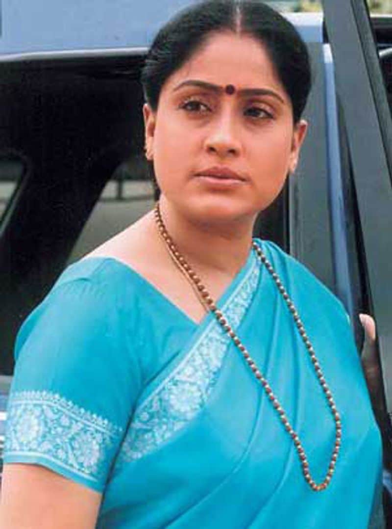 నేను మాట్లాడం లేదని ఆ హీరోయిన్ కూడా నాతో మాట్లాడం మానేశారు. అంతకు మించి మా మధ్య గొడవ ఏమీ లేదు. మాటలు లేకుండానే ఇద్దరం ఆరు సినిమాలు చేశామని సురేష్ ఆలీతో చెప్పారు.