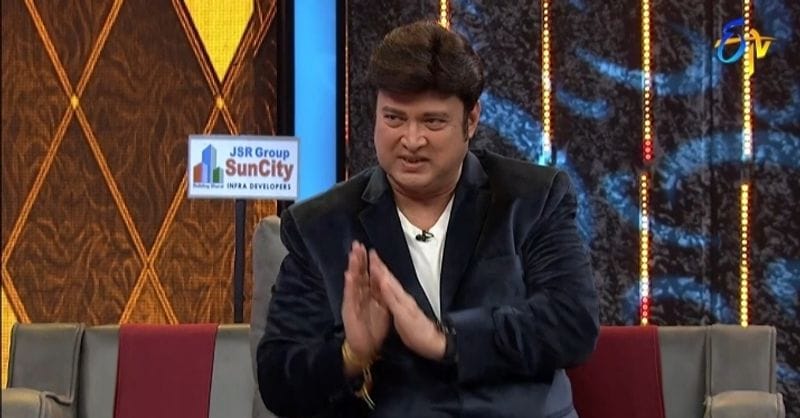 అన్నిటికీ మించి మణిరత్నం తెరకెక్కించిన క్లాసిక్ రోజా సినిమాకు మొదటి ఛాయిస్ సురేష్ అట. మణిరత్నం అరవింద స్వామి కంటే ముందు సురేష్ ని రోజా సినిమా హీరోగా అనుకున్నారట . అప్పటికే రామానాయుడు సినిమా ఒప్పుకొని ఉన్న సురేష్, ఆయనను మణిరత్నం సినిమా తరువాత మీ సినిమా చేస్తానని రిక్వెస్ట్ చేశాడట.