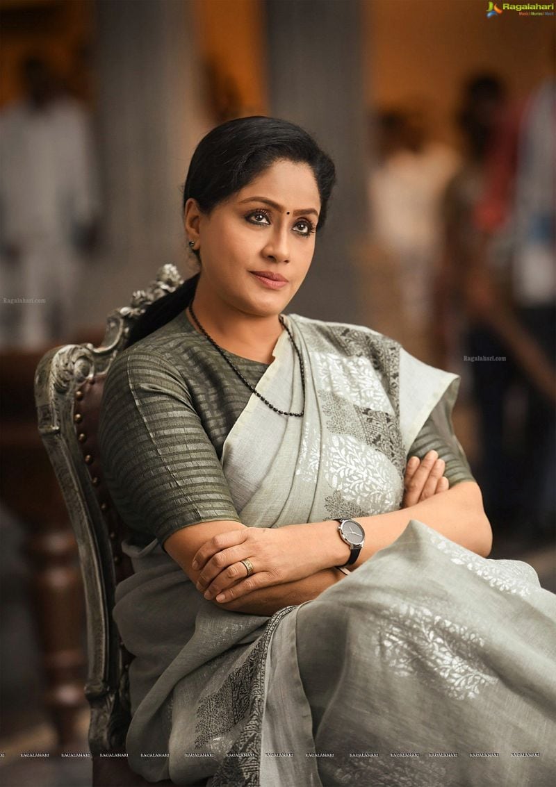 ఆ తరువాత బాలయ్య సినిమా కోసం అవుట్ డోర్ షూటింగ్ కి ఆమె రాగా, నా సినిమా షూటింగ్ కూడా అక్కడే జరుగుతుంది. ఆ సందర్భంలో మరలా మాటలు కలిశాయి. అప్పటి నుండి మిత్రులుగా మారిపోయాము అని సురేష్ తెలియజేశారు.