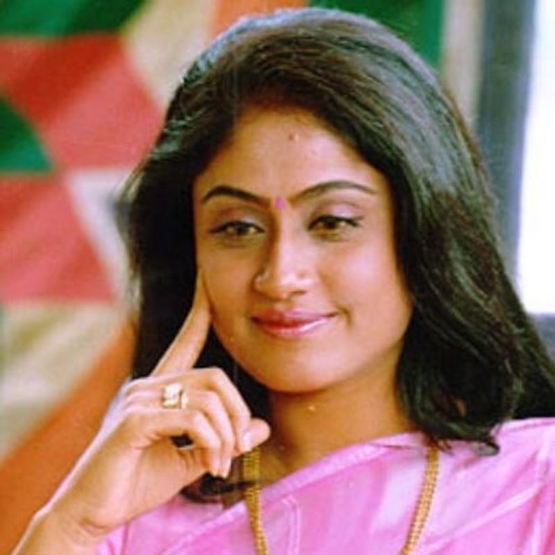 ఈ సంభాషణలో సురేష్ ఆ హీరోయిన్ పేరు చెప్పకపోయినప్పటికీ, ఇలాంజోడింగళ్ మూవీలో సురేష్ కి జంటగా నటించింది విజయశాంతినే. విజయశాంతి కెరీర్ బిగినింగ్ లో ఇలాంజోడింగళ్ మూవీ చేయడం జరిగింది.