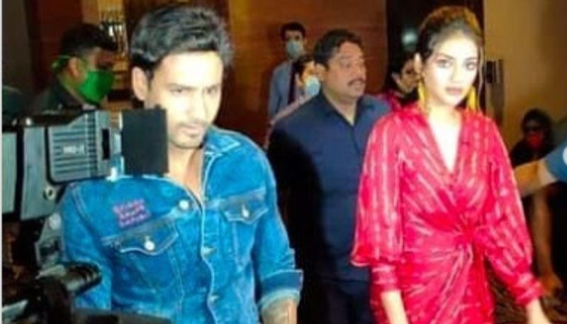 <p> একদিকে সংসার ভাঙন, অন্যদিকে সাংসদ অভিনেত্রী নুসরত জাহানের জীবনে নতুন প্রেমের ঘনিষ্ঠতা নিয়েই যখন উত্তাল টলিপাড়া , তখনই আবার শিরোনামে উঠে এসেছেন যশ-নুসরত।</p>