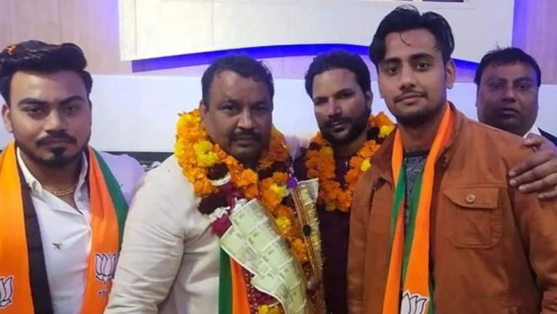 मृतक रिंकू मंगोलपुरी में अपने माता-पिता और दो भाइयों के साथ रहता था। वो पश्चिम विहार के एक अस्पताल में लैब तकनीशियन था। रिंकू के भाई अंकित और मनु ने बताया कि हमलावर घर में घुसे और रिंकू को बाहर घसीटकर ले गए और फिर डंडे-चाकू से हमला कर दिया। मां ने बताया कि उनका घर अस्पताल से महज 100 मीटर की दूरी है। हमलावर अस्पताल तक रिंकू का पीछा करते रहे।
(रिंकू दायें, भाजपा से जुड़ा था)