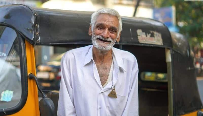 The story of a Mumbai-based auto driver is popular on social media these days. The elderly driver Desraj has caught the attention of people with this picture, even in his struggling life. Desraj, after the death of his 2 sons, is raising money for the family. He sold his house to teach his granddaughter so that she could grow up to become a teacher. The Humans of Bombay Page acknowledges his phenomenal contribution.