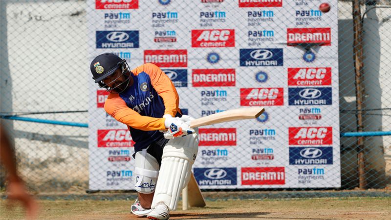 इस बीच विराट कोहली ने सोशल मीडिया पर अपनी कुछ तस्वीरें शेयर की है, जिसमें वह बल्ला पकड़कर नेट्स में चौके-छक्के लगाते नजर आ रहे हैं। 