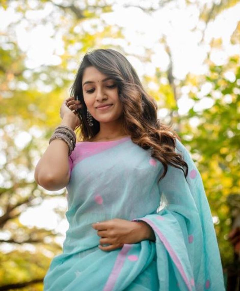 மொத நடிகைகளையும் பொறாமை பட வைக்கும் அளவிற்கு போஸ் கொடுத்து அசத்தியுள்ளார் வாணி போஜன் 