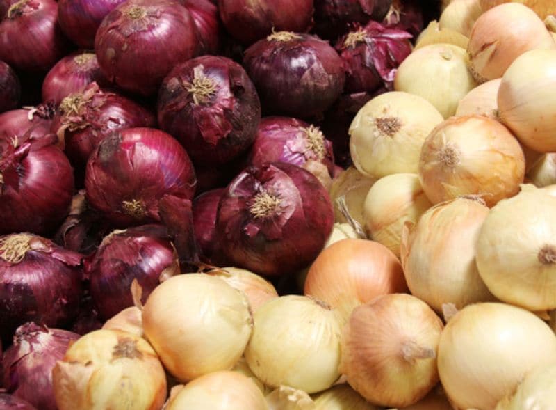 Both red and white onions are quite similar to each other in terms of their texture, flavour and aroma. They have notes of mild sweetness coupled with a crunch that feels fresh on the palate.