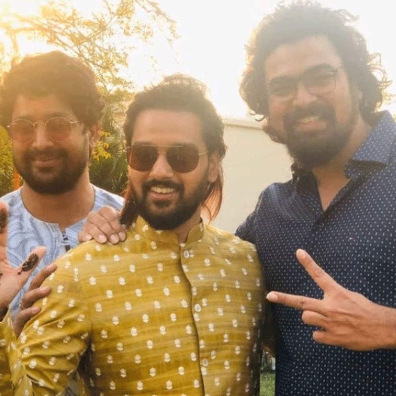 బంధు మిత్రుల మధ్య కొత్త పెళ్లి కొడుకు సుమంత్ అశ్విన్ సందడి చేశారు.