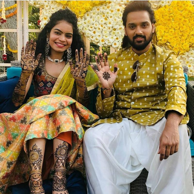 మెహందీ వేడుకలో యువ జంట సుమంత్ అశ్విన్, దీపిక మెరిసిపోయారు.