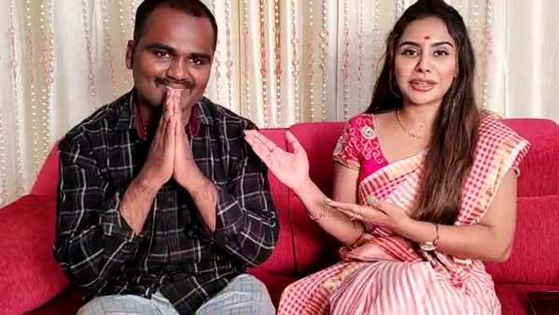 தற்போது முகநூல் பக்கத்தில் வீடியோ ஒன்றை வெளியிட்டு தன்னுடைய ரசிகர்களுக்கு சர்ப்ரைஸ் கொடுத்துள்ளார் ஸ்ரீரெட்டி. அதாவது தமிழ் சினிமாவில் மறைந்த கவர்ச்சி நடிகையான சில்க் ஸ்மிதாவின் வாழ்க்கை வரலாற்றை மையமாக வைத்து தயாராக உள்ள படத்தில் ஸ்ரீரெட்டி முக்கிய கதாபாத்திரத்தில் நடிக்க உள்ளாராம். 