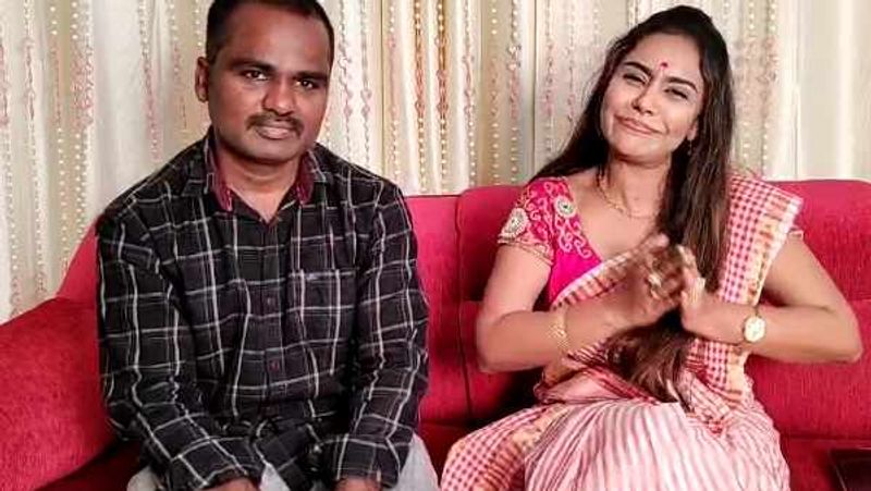 இந்தப் படத்தை விளம்பரப் பட இயக்குநரான மது இயக்கவுள்ளார் என்றும் இந்தப் படம் தெலுங்கு மற்றும் தமிழில் ரிலீஸ் ஆகும் என்றும் தெரிவித்துள்ளார்.எனக்கு அப்பா, அம்மா எல்லாமே நீங்க இந்த படம் நல்ல படியாக முடிந்து வெளியே வரவேண்டும் என என்னை ஆசீர்வாதாம் செய்யுங்கள் என்றெல்லாம் தமிழில் பேசி ரசிகர்களை நெகிழ வைத்திருக்கிறார் ஸ்ரீரெட்டி.
