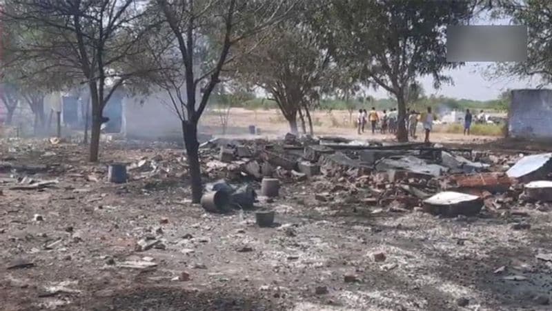 पटाखा फैक्ट्री में आग की घटना के बाद ऐसा मंजर दिखाई दिया।