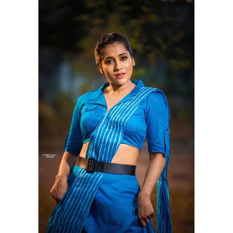 రష్మీ తాజా ఫోటో షూట్ చూస్తే ఈ విషయం ఈజీగా అర్థం అవుతుంది. మగువల అలంకరణకు భిన్నంగా, మగవారిని తలపించేలా రష్మీ డ్రెస్సింగ్ స్టయిల్ ఉంది.