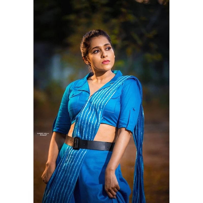 మగాళ్ల వస్త్రధారణకు దగ్గరగా ఉన్న ఆ డ్రెస్సింగ్ స్టయిల్ లో రష్మీ లుక్ అండ్ యాటిట్యూడ్ కూడా అబ్బాయిల వలె ఉంది. మగరాయుడు ఫోజులో మీరెంత అని కవ్విస్తున్నట్లు రష్మీ ఫోటోలు ఉన్నాయి.