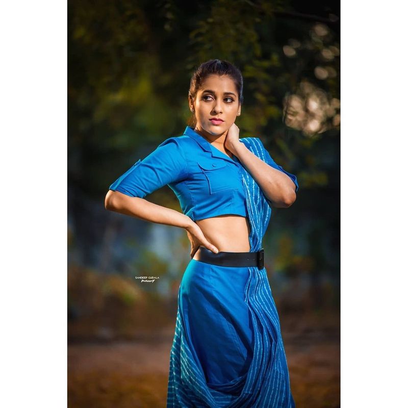 ఇటీవల ఢీ షో కోసం 70ల నాటి రెట్రో లుక్ ట్రై చేసిన రష్మీ. లేటెస్ట్ గా మరో నయా లుక్ లో దర్శనం ఇచ్చారు.