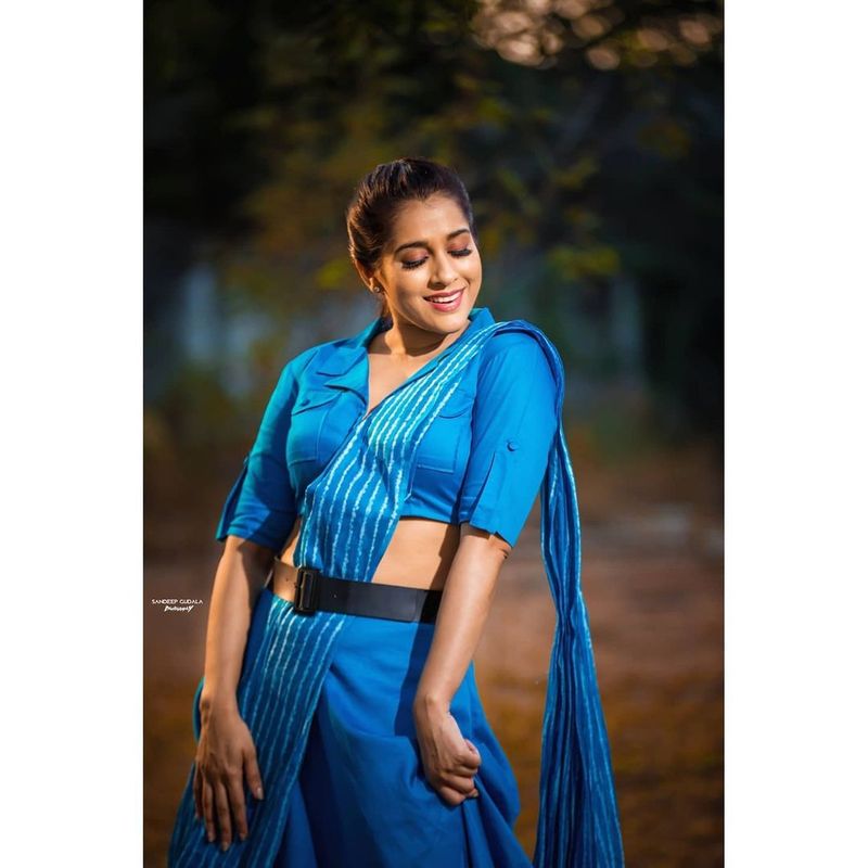 బుల్లితెరపై టాప్ యాంకర్ గా ఉన్న రష్మీ, ప్రోగ్రామ్స్ కోసం ఇలా భిన్నమైన అవతారాలలో దర్శనం ఇస్తూ ఉంటుంది.