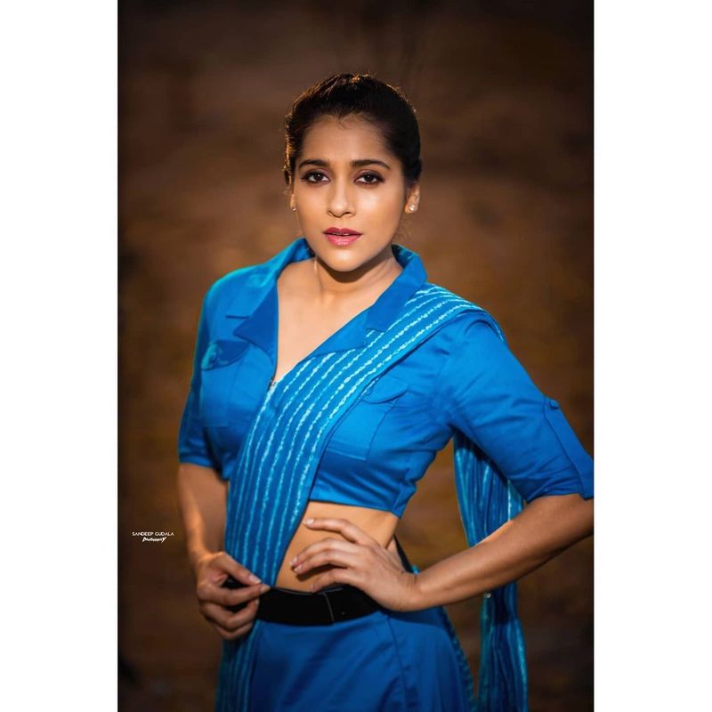 ఈ మాటలు హాట్ యాంకర్ రష్మీకి చక్కగా సరిపోతాయి. గ్లామర్ కి ఐకాన్ లా ఉండే రష్మీ ఎలాంటి స్టయిల్ ట్రై చేసినా సూపర్ గానే ఉంటుంది.